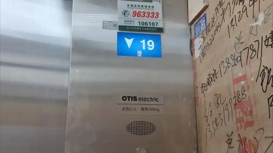 淄博导轨式升降货梯厂家如何选择_工业货梯安全性能_货梯选购指南