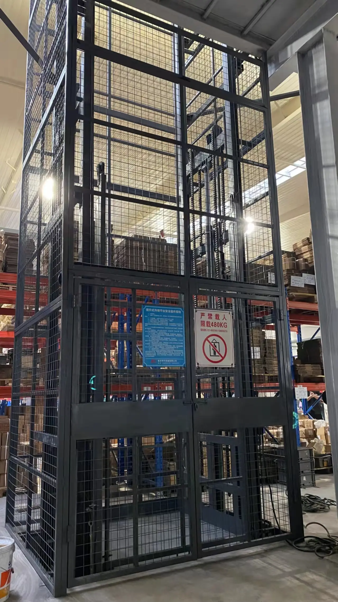 升降货梯物流应用_智能物流设备升降平台_室外升降货梯东源如何控制